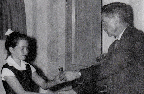 1961. מסיימת חטיבת ביניים בגיל 11, אחרי קפיצה של שתי כיתות