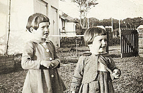 1953. בקייפטאון, עם האחות לאנה, צילום: Gerda Saunders
