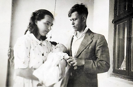 1949. ימים אחרי הלידה, עם אמא סוזנה ואבא בושוף, צילום: Gerda Saunders
