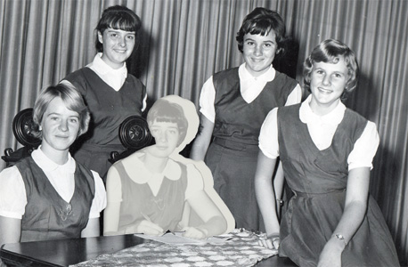 1965. באמצע, עם החברות מהחוג לדרמה יוונית. אחראית לתמיכה בתלמידים חדשים בתיכון, כפי שמעידה הסיכה על החולצה. אמא עדיין תופרת את הבגדים