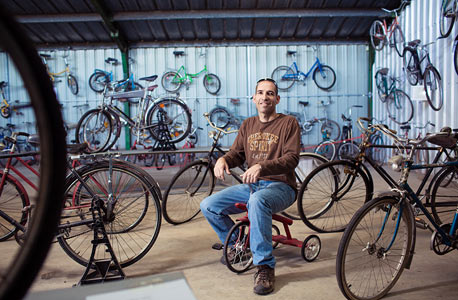 אלון וולף, מפעיל את מוזיאון האופניים הראשון בארץ . "בכל יום אני בטלפונים עם אנשים שמציעים לתרום פריט, ואני מבלה לא מעט זמן באיסופים. יש לי מחסן של כל אופני הג