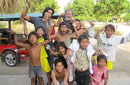 קמבודיה. רבים מהילדים איבדו את הוריהם למחלת האיידס 