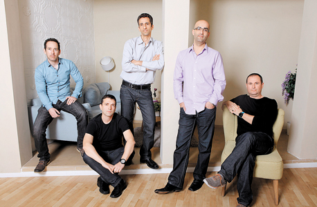 מייסדי אייבריו (מימין, בכיוון השעון): פליקס לשנו, אמיל פוזיילוב, יפי גורני פבל סנדלר, מייק פיטרס