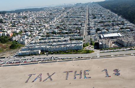 הפגנה בסן פרנסיסקו בדרישה להגדיל את המס על המאיון העליון