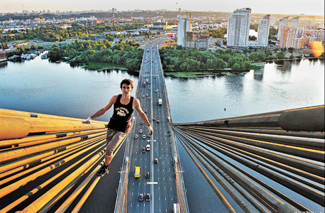 גשר מוסקבה בקייב, שתלוי בגובה 120 מטר