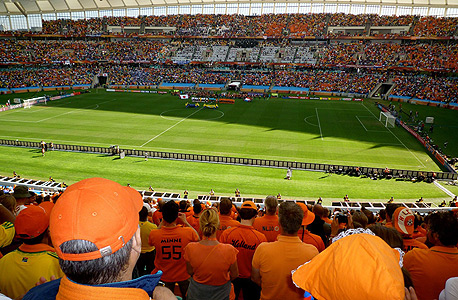 צופים במשחק בין הולנד ליפן במונדיאל הקודם בדרום אפריקה ב־2010, צילום: Patrick de Laive 