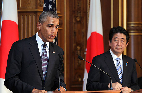אובמה עם ראש ממשלת יפן שינזו אבה, צילום: בלומברג