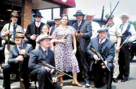 משתתפי פסטיבל בוני וקלייד. לשוחח עם צאצאי הגיבורים משתתפי פסטיבל בוני וקלייד. לשוחח עם צאצאי הגיבורים