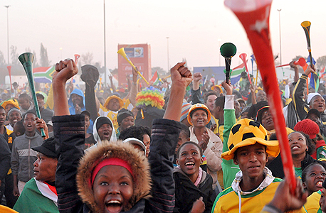 צופים במשחקי המונדיאל הקודם בדרום אפריקה ב־2010. שני מכרזים למכירת הזכויות של המונדיאל בברזיל נכשלו