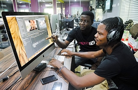 עובדים בחברת אינטרנט בניגריה, צילום: אי אף פי