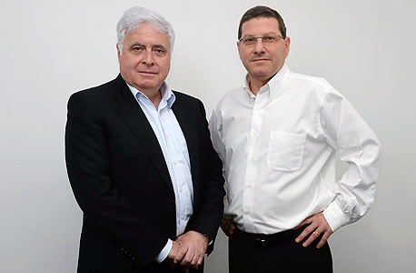 מימין: מנכ"ל אשטרום קבוצה גיל גירון והיו"ר רמי נוסבאום, צילום: ישראל הדרי