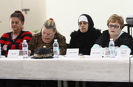 אמאל בסטוני (שנייה מימין) ונשים נוספות שהעידו בוועדה על החיים בעוני. המציאות נכנסה לחדר, צילום: אוראל כהן
