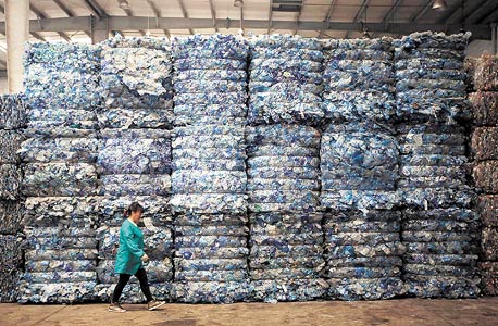 בקבוקים ב־INCOM, מפעל המיחזור הגדול באסיה. "עבור הממחזרים, בקבוקי אבקת כביסה הם יקרים לא פחות מהנפט שממנו יוצרו מלכתחילה", צילום: רויטרס