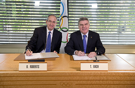 תומאס באך, יו"ר הוועד האולימפי (מימין) ובריאן תומס מקומקאסט (NBC). יחסים ארוכי טווח