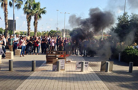 מאות עובדי צים מבעירים צמיגים ומפגינים מול בניין ההנהלה בחיפה