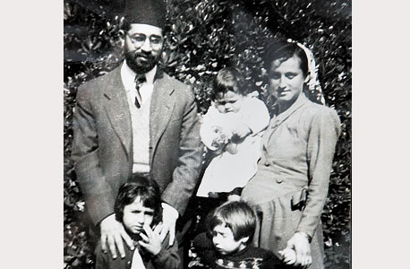 1973. עדינה בר שלום (4.5, משמאל) עם הוריה מרגלית ועובדיה ואחיה יעקב (2.5) ומלכה (שנה) במצרים