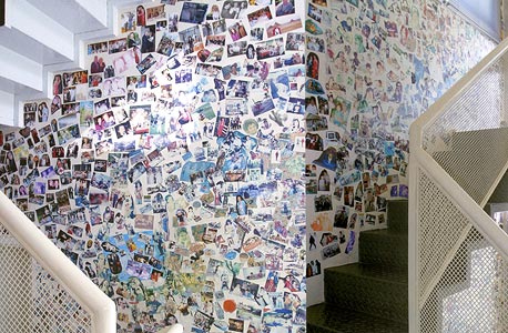 קיר המכוסה בתמונות המשפחה בווילה של זימנד. "הרבה מעבר לאלמן המצוי", צילום: באדיבות הנרי זימנד