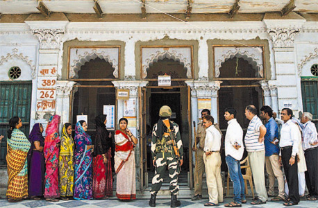 מצביעים בוורנאסי מחכים בתור בבחירות בהודו 