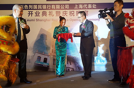 פתיחת נציגות בנק לאומי בשנגחאי. משמאל יו"ר לאומי דוד ברודט פתיחת נציגות בנק לאומי בשנגחאי. משמאל יו"ר לאומי דוד ברודט