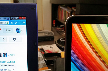 מסגרת המסך של ה-XPS 13 (מימין), לעומת זו של מחשב עילית מבית סוני, צילום: ניצן סדן