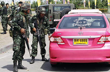 חיילים בודקים מונית באזור התכנסות של אנשי אופוזיציה , צילום: רויטרס