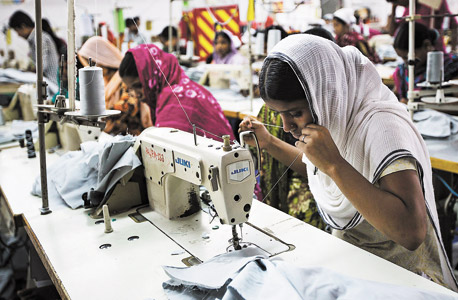 פועלות טקסטיל בבנגלדש, צילום: בלומברג