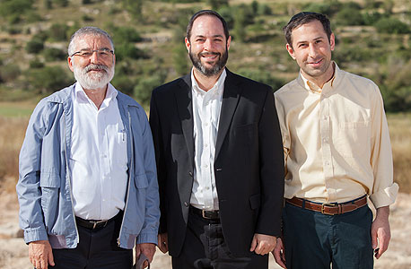 יוזם הקהילה יהודה פלודה (מימין), הרב דיוויד גוטליב ומנכ"ל נתיב פיתוח שמחה גרידינגר. "מכרנו כבר יותר מ־50% מהיחידות"
