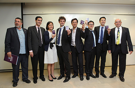  מימין: אודי אהרוני, מנכ"ל להב לפיתוח מנהלים באוניברסיטת ת"א, הקבוצה המנצחת מהונג קונג, חיים הורביץ, יו"ר צוות השופטים, ופרופ' אשר טישלר, דיקן הפקולטה לניהול