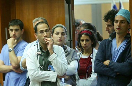 רופאי הדסה. מסוגלים לאיים בפירוק ולשדל חולה במצוקה לעבור לשר"פ, צילום: אלכס קולומויסקי