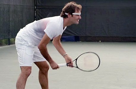 הטניסאי רוג'ר פדרר מרכיב משקפי גלאס