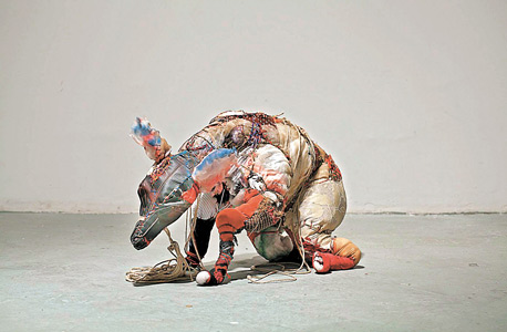 תערוכת יחיד של האמנית מאירה גרוסינגר שבה היא מציגה אובייקטים פיסוליים ועבודת וידיאו