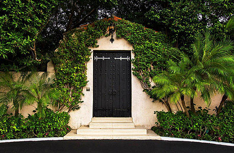  הבית בסגנון ים תיכוני מציע פרטיות מוחלטת לאח"מים, צילום: Linda R. Olsson Inc., Realtor