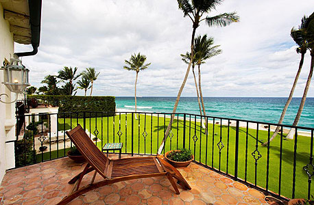  אחד ממרפסות הבית עם נוף לחוף הפרטי, צילום: Linda R. Olsson Inc., Realtor
