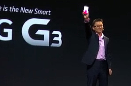 ד"ר ראמחאן וו, ראש חטיבת תכנון הטלפונים ב-LG, מציג את המכשיר, צילום מסך: Youtube