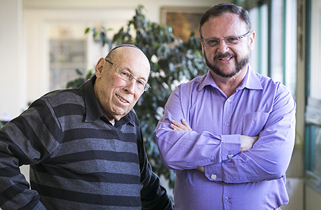 מימין: ג'ו רוזן, מנכ"ל האגודה הישראל להלוואות ללא ריבית ואליעזר יפה מייסד האגודה
