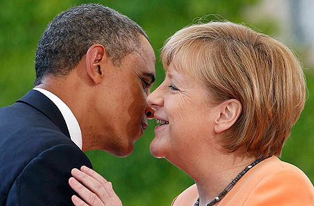 ברק אובמה ואנגלה מרקל. להם מותר להתנשק