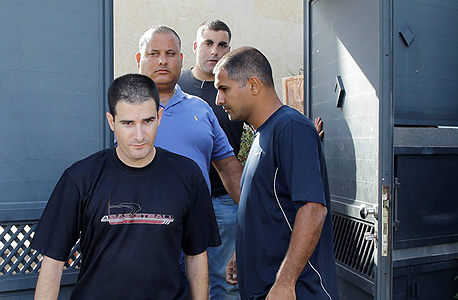 אלון חסן מובל למעצר, צילום: גדי קבלו