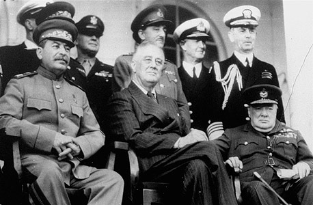 סטלין עם רוזוולט וצ'רצ'יל בוועידת טהראן ב־1943. "אני מעריך את היוזמה, האומץ והנחישות של רוזוולט"