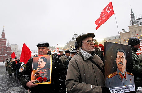 חוגגים את יום הולדתו ה־132 של סטלין במוסקבה, ב־2011. "הקפיטליסטים יוכלו לצאת מהמשבר בזחילה על ארבע. הם לא ימצאו מוצא שלא יפריע לאינטרסים שלהם", צילום: אי פי איי