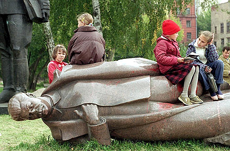 תלמידים נחים על פסלו המופל של סטלין בפארק במוסקבה ב־1991. "לאורך ההיסטוריה שום מעמד לא פינה את מקומו מרצונו למעמד אחר", צילום: אי פי איי