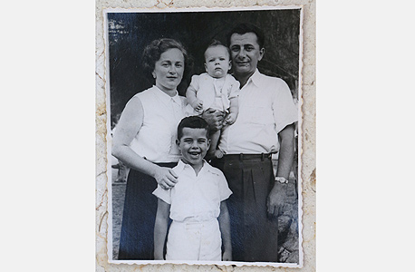 1952. יקי ודמני (חצי שנה) עם הוריו אלברט ושולמית ואחיו טדי (6.5) בגן העצמאות בתל אביב