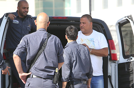 אלון חסן מובל מהמעצר לדיון בביהמ"ש (ארכיון), צילום: עמית שעל