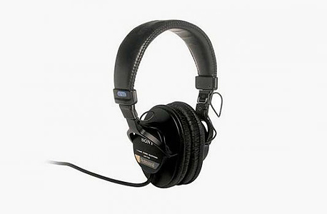 Sony MDR7506. אוזניות בעלות רגישות של 104 דציבל ועכבה של 63 אוהם. מחיר: 130 דולר