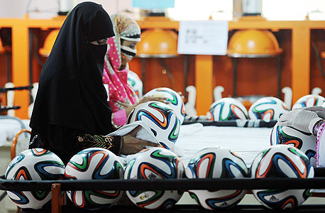 עובדות פקיסטן כדורגל מונדיאל אדידס, צילום: איי אף פי