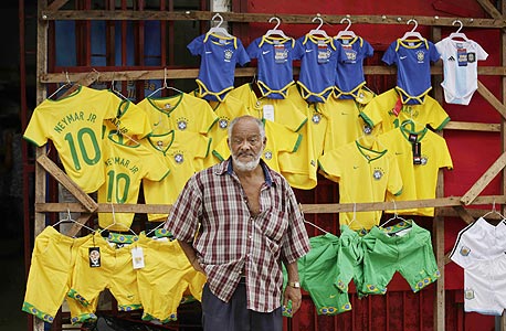 מוכר חולצות של נבחרת ברזיל. "גורם מאחד ומערבב"