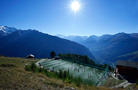 בגובה של 2,000 מטר מגרש הכדורגל אוטמאר היצפלד באלפים השוויצריים מחזיק בתואר המגרש הגבוה ביותר באירופה