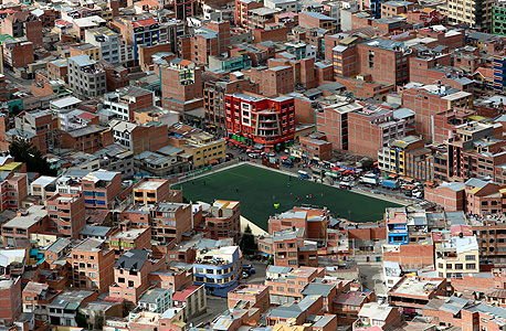 מגרש כדורגל באמצע העיר לה פז בבוליביה
