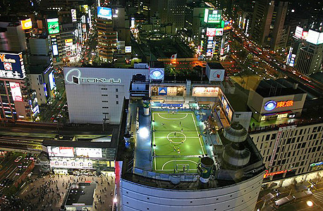 בטוקיו הצפופה משחקים כדורגל על הגג. מגרש אדידס פוטסל פארק ממוקם  על גג של חנות כל-בו ברובע שיבויה