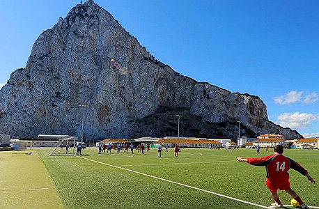 משחקי הכדורגל בגיברלטר מתקיימים באיצטדיון ויקטוריה בצילו של הסלע הענק 