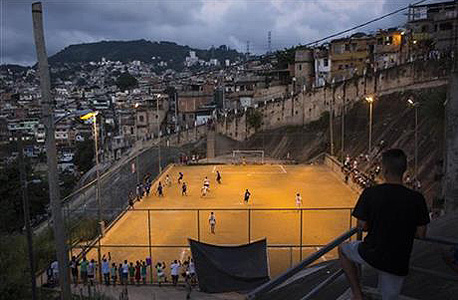 מגרש כדורגל בפאבלות של ריו דה ז'נרו. כרטיסים במחירים זולים יביאו עניים למגרשים?